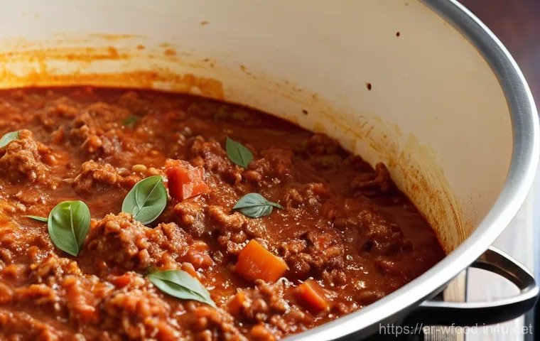 볼로냐 소스의 유래 - **Prompt:** A historical 18th-century Italian kitchen in Bologna, bathed in warm, soft natural light...